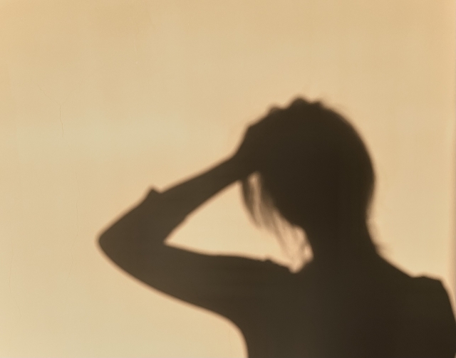 不安な女性のシルエット